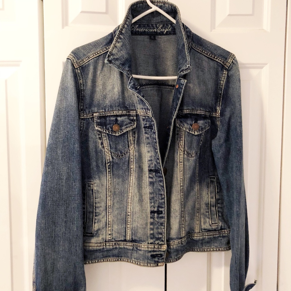 AMERICAN EAGLE Cropped Distressed Jean Jacket